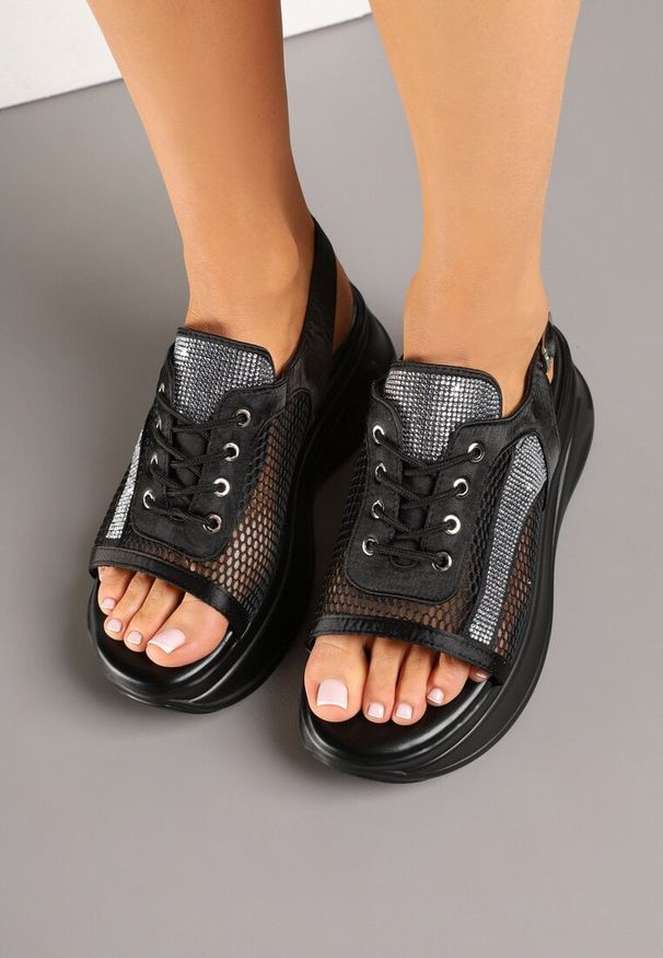 Renee - Czarne Sandały na Platformie w Stylu Sneakersów Peep Toe Sorezia. Okazja: na co dzień. Nosek buta: otwarty. Kolor: czarny. Materiał: jeans. Obcas: na platformie. Styl: elegancki, klasyczny, casual