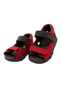 Sandałki na rzepy Mazurek 1363 Czerwony czerwone. Nosek buta: otwarty. Zapięcie: rzepy. Kolor: czerwony. Materiał: skóra. Wzór: paski, jednolity