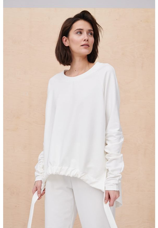 blue shadow - Bluza Damska Greta BS Ekri. Materiał: elastan, bawełna, tkanina, dresówka. Długość: długie. Wzór: geometria. Styl: młodzieżowy, elegancki