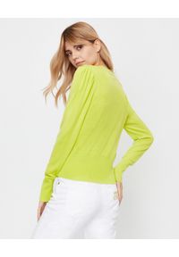 Versace Jeans Couture - VERSACE JEANS COUTURE - Zielony sweter z logo. Kolor: zielony. Materiał: wełna. Długość rękawa: długi rękaw. Długość: długie. Sezon: jesień #2