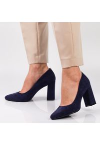 Granatowe zamszowe czółenka damskie na słupku Sergio Leone Pb216. Kolor: niebieski. Materiał: zamsz. Obcas: na słupku #1