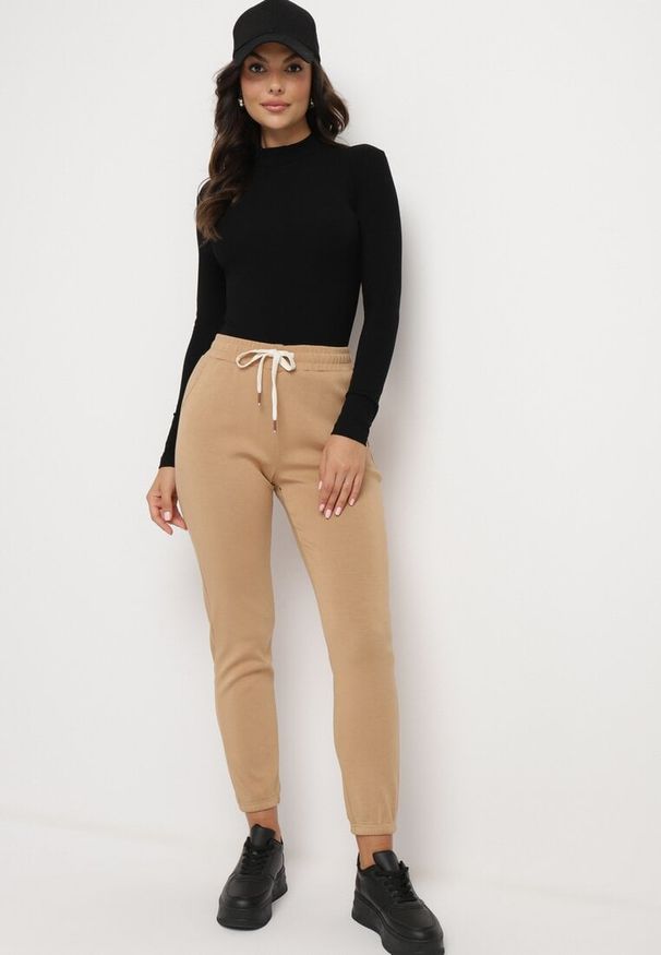 Born2be - Beżowe Spodnie Dresowe Zwężane z Kieszeniami i Gumką w Pasie Lerikas. Okazja: na co dzień. Kolor: beżowy. Materiał: dresówka. Styl: casual