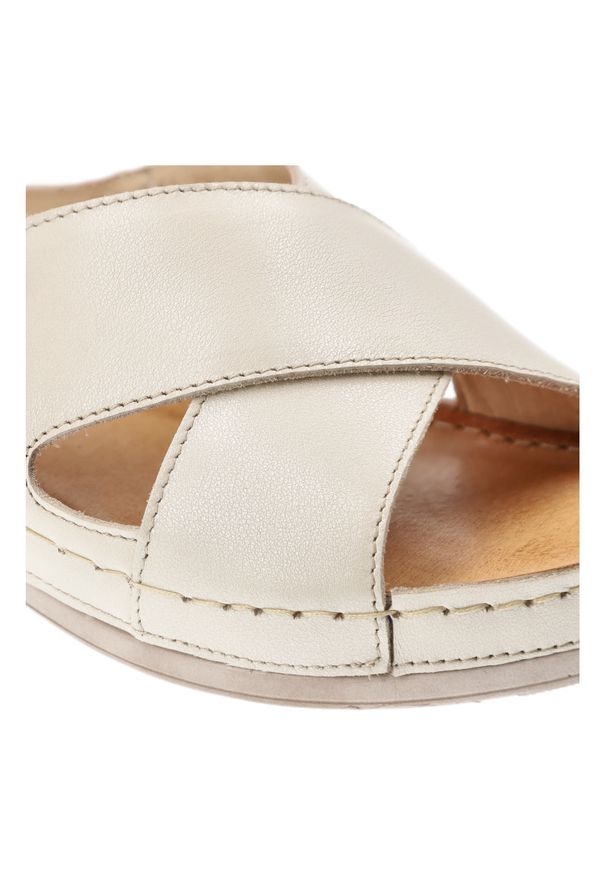 Klapki damskie Wasak, ze skóry naturalnej na grubej platformie z miękkimi wkładkami, waniliowe, 409. Okazja: na spacer, na co dzień. Kolor: beżowy. Materiał: skóra. Wzór: paski. Obcas: na platformie. Styl: casual, klasyczny