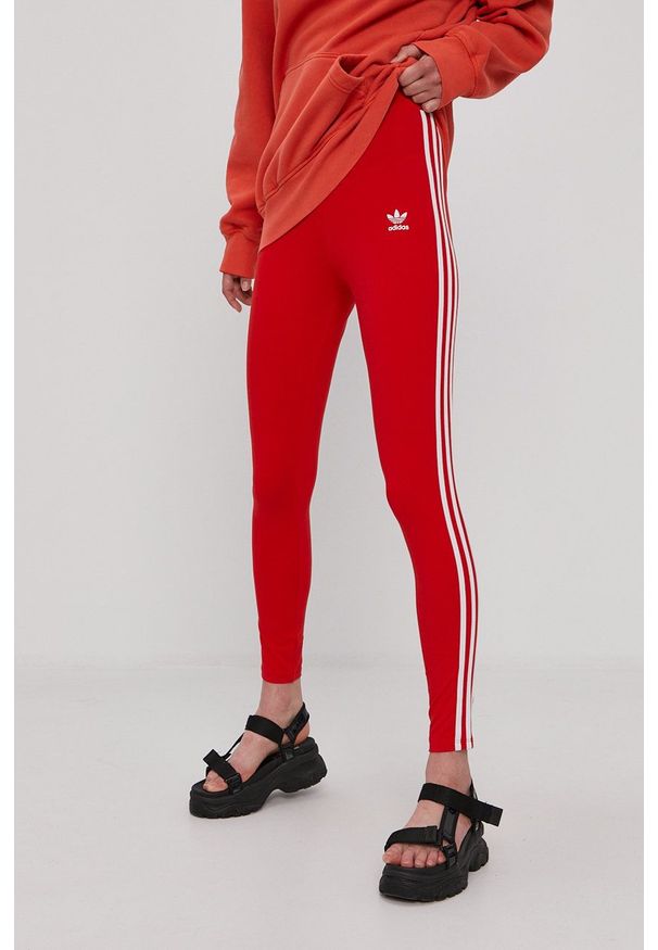 adidas Originals Legginsy damskie kolor czerwony gładkie. Kolor: czerwony. Materiał: bawełna, dzianina. Wzór: gładki