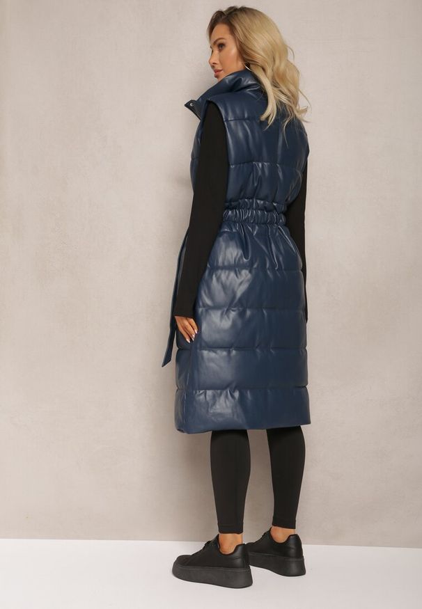 Renee - Granatowa Pikowana Kamizelka z Ekoskóry o Długim Fasonie z Paskiem Atirit. Kolor: niebieski. Materiał: skóra. Długość: długie