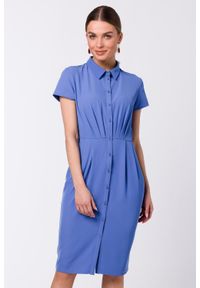 Stylove - Sukienka koszulowa ołówkowa z kołnierzykiem krótki rękaw niebieska. Okazja: do pracy, na spotkanie biznesowe. Kolor: niebieski. Długość rękawa: krótki rękaw. Typ sukienki: ołówkowe, koszulowe. Styl: elegancki, wizytowy, biznesowy #1