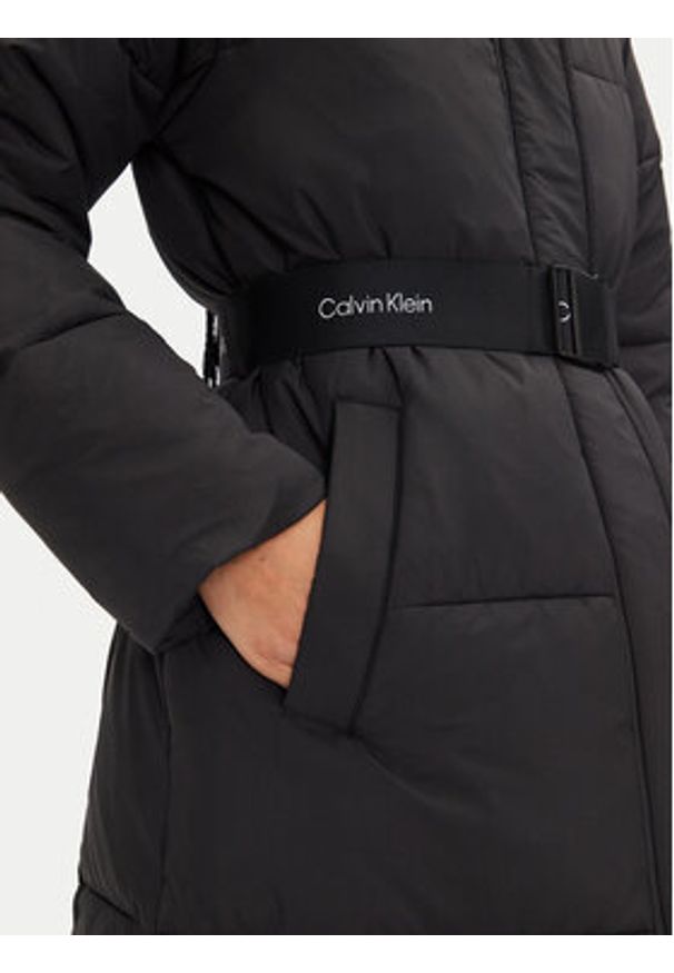 Calvin Klein Jeans Kurtka zimowa J20J224122 Czarny Relaxed Fit. Kolor: czarny. Materiał: syntetyk. Sezon: zima