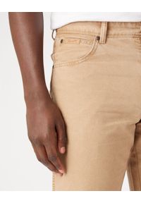 Wrangler - WRANGLER TEXAS MĘSKIE SPODNIE MATERIAŁOWE TIGERS EYE W121DRC20 112337508. Materiał: materiał #4