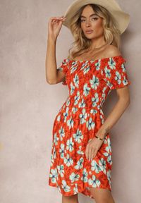 Renee - Pomarańczowa Rozkloszowana Sukienka Hiszpanka z Gumką w Talii w Kwiaty Nametris. Typ kołnierza: dekolt hiszpanka. Kolor: pomarańczowy. Materiał: tkanina. Wzór: kwiaty. Sezon: lato