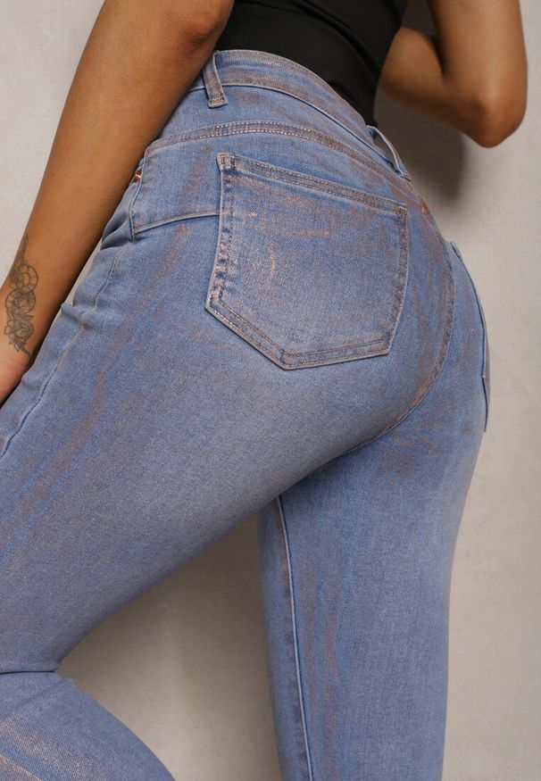 Renee - Jasnoniebieskie Jeansy Skinny z Przejaśnieniami ze Złotej Farby Tilacema. Okazja: na co dzień. Kolor: niebieski. Styl: casual, elegancki, wizytowy