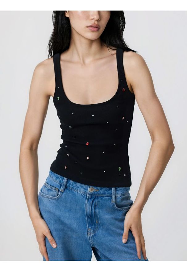 Reserved - Top z błyszczącymi aplikacjami - czarny. Kolor: czarny. Materiał: bawełna, dzianina. Wzór: aplikacja