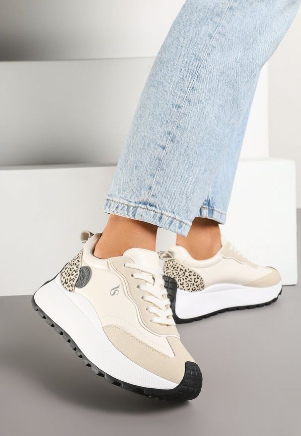 Renee - Beżowe Sneakersy Vices na Platformie Ozdobione Naszywką i Panterką Selothiel. Okazja: na co dzień. Kolor: beżowy. Materiał: jeans. Wzór: aplikacja, motyw zwierzęcy. Obcas: na platformie