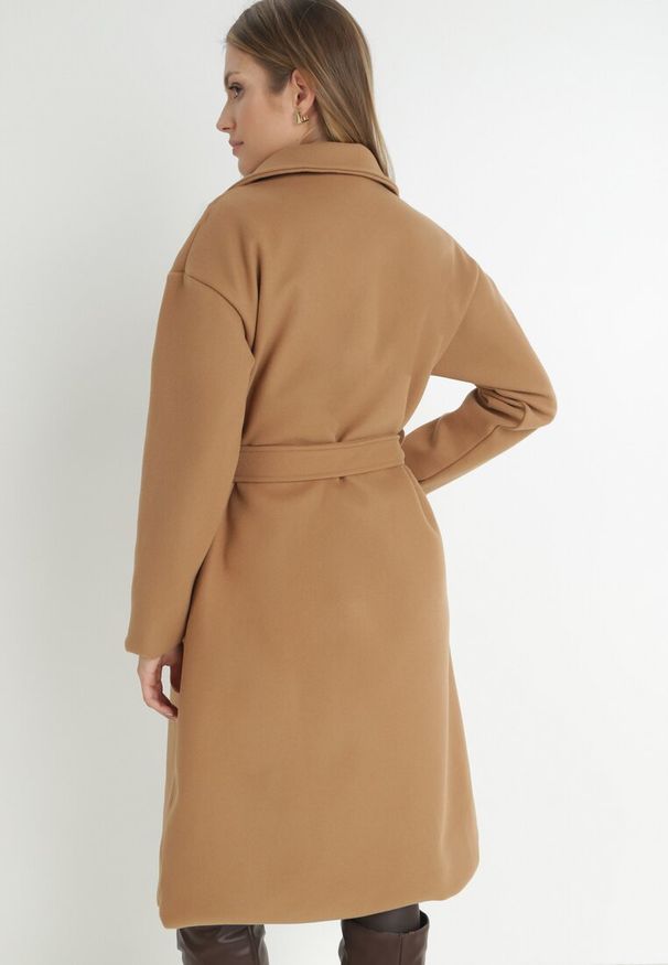 Born2be - Ciemnobeżowy Płaszcz Dwurzędowy Wiązany Vepha. Kolor: beżowy. Materiał: tkanina. Długość: długie. Sezon: wiosna, jesień. Styl: klasyczny, sportowy