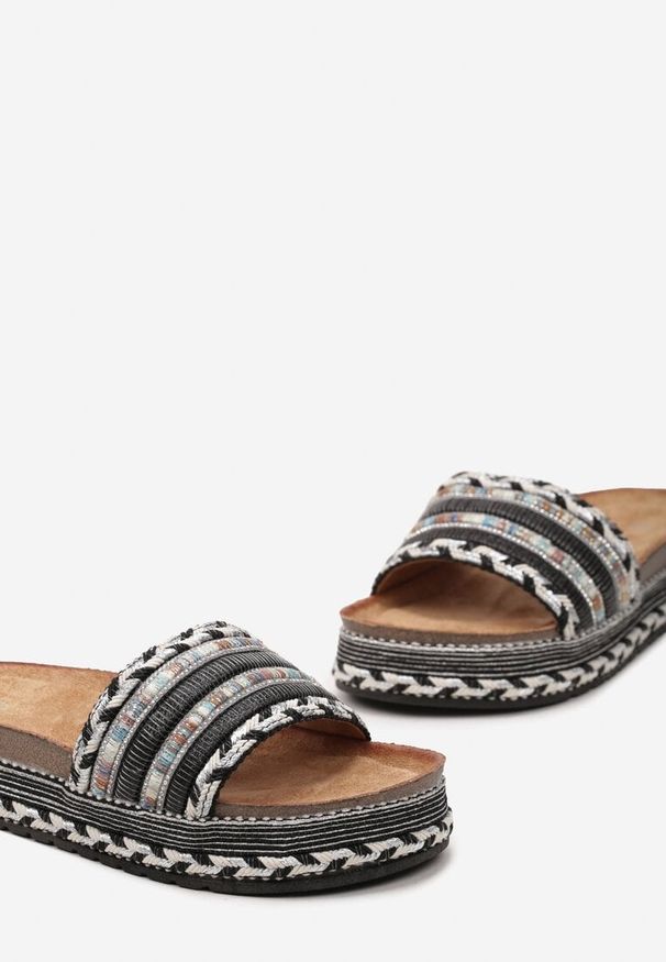 Born2be - Czarne Klapki Ozdobione Plecionką w Stylu Boho z Cyrkoniami Danellema. Kolor: czarny. Materiał: materiał, jedwab, jeans. Wzór: aplikacja. Styl: boho