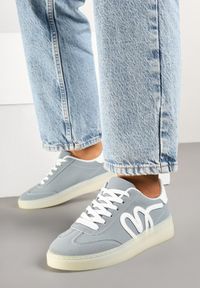 Renee - Niebieskie Sneakersy Kultowe Tenisówki Zdobione Abstrakcyjną Aplikacją Fendiva. Okazja: na co dzień. Zapięcie: sznurówki. Kolor: niebieski. Materiał: jeans. Wzór: aplikacja #1