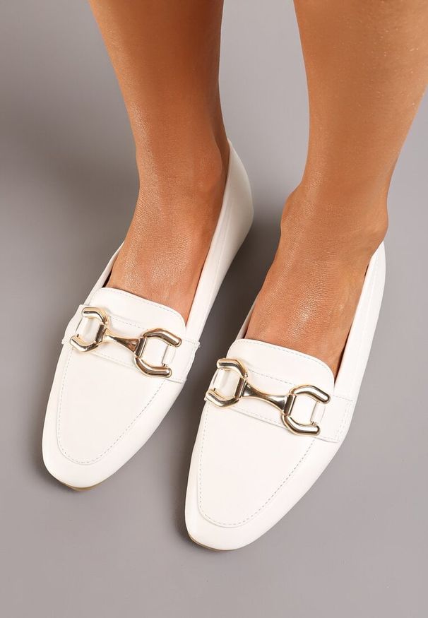 Renee - Białe Eleganckie Mokasyny w Stylu Loafersów z Klamerką Tykonia. Okazja: na spotkanie biznesowe, do pracy. Kolor: biały. Wzór: kwiaty. Sezon: lato, wiosna. Styl: elegancki