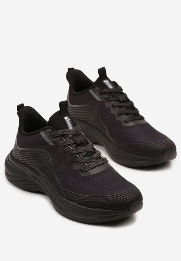Born2be - Czarne Buty Sportowe Sneakersy Ozdobione Tłoczonym Wzorem Axevia. Kolor: czarny. Materiał: dresówka. Wzór: aplikacja