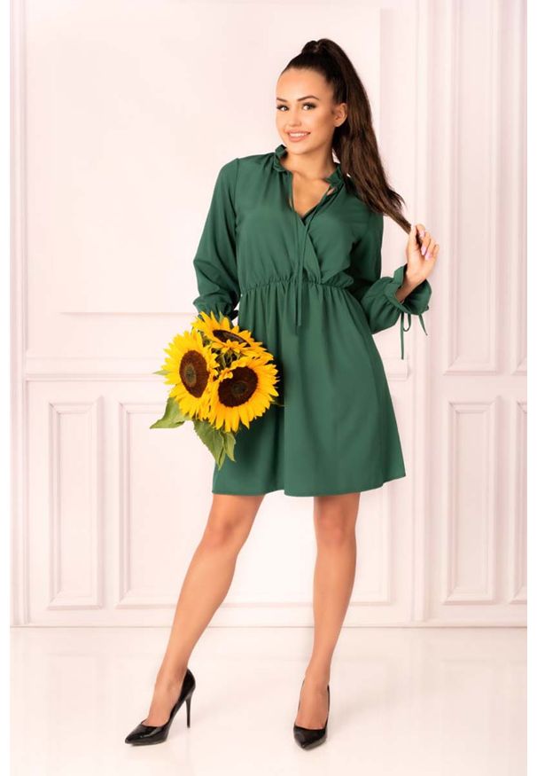 Merribel - Ciemno Zielona Sukienka w Stylu Boho z Kopertowym Dekoltem. Kolor: zielony. Materiał: elastan, poliester. Typ sukienki: kopertowe. Styl: boho
