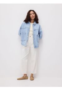 Reserved - Jeansy mom fit z krótszą nogawką - złamana biel. Długość: krótkie