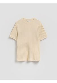 Reserved - Strukturalny t-shirt regular fit - beżowy. Kolor: beżowy. Materiał: dzianina
