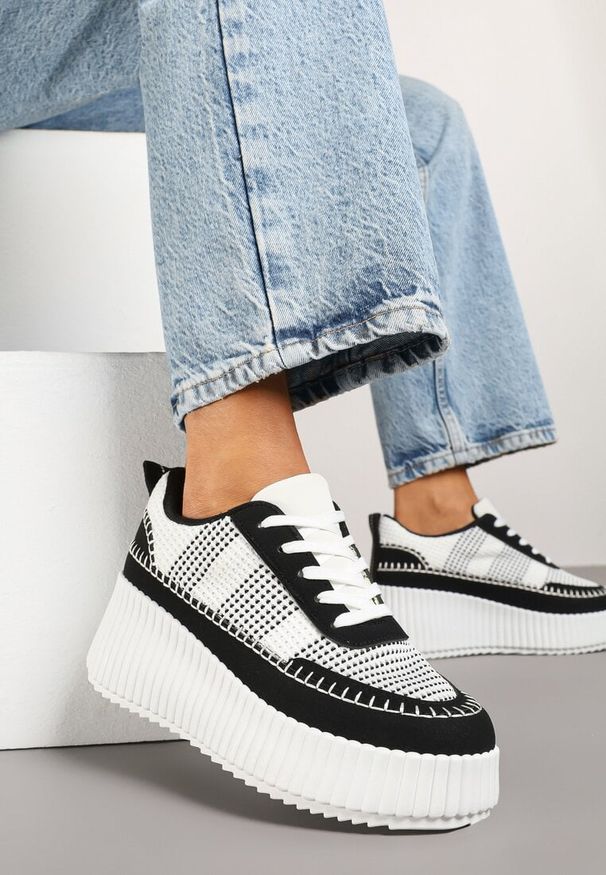 Born2be - Czarno-Białe Sneakersy na Grubej Podeszwie z Tłoczeniami Zdobione Przeszyciami Falinia. Okazja: na co dzień. Kolor: czarny. Materiał: jeans. Wzór: aplikacja