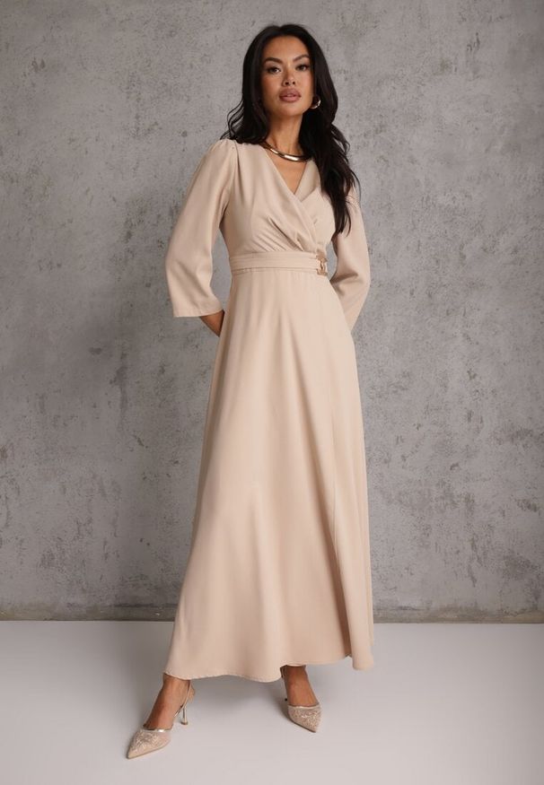 Renee - Beżowa Elegancka Sukienka o Kopertowym Kroju Zdobiona Aplikacją w Talii Zilendra. Kolor: beżowy. Wzór: aplikacja. Typ sukienki: kopertowe. Styl: elegancki