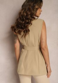 Renee - Beżowa Elegancka Kamizelka Stylizowana na Wiązaną Marynarkę Bez Rękawów Qirama. Kolor: beżowy. Materiał: tkanina. Długość rękawa: bez rękawów. Sezon: lato. Styl: elegancki