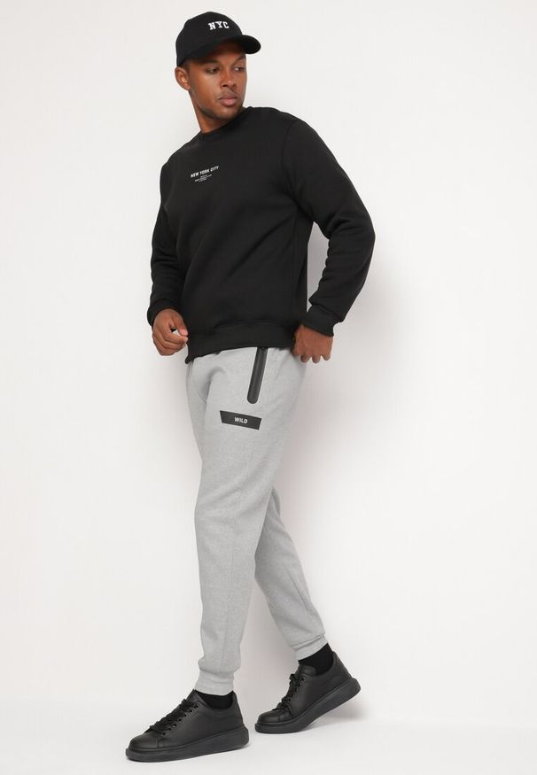 Born2be - Jasnoszare Dresowe Spodnie z Ozdobnymi Wstawkami i Ściągaczami Riannia. Okazja: na co dzień. Kolor: szary. Materiał: dresówka. Styl: sportowy, casual