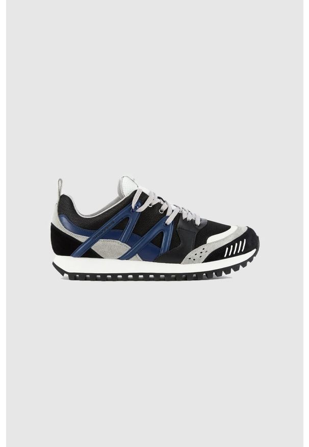 Emporio Armani - EMPORIO ARMANI Czarne sneakersy męskie z niebieskimi elementami. Zapięcie: pasek. Kolor: czarny. Materiał: zamsz, materiał, skóra. Szerokość cholewki: normalna. Wzór: paski