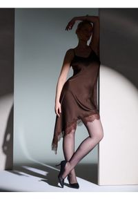 Sinsay - Sukienka na cienkich ramiączkach z asymetrycznym dołem i koronką - brązowy. Kolor: brązowy. Materiał: koronka. Długość rękawa: na ramiączkach. Wzór: koronka. Typ sukienki: asymetryczne #1