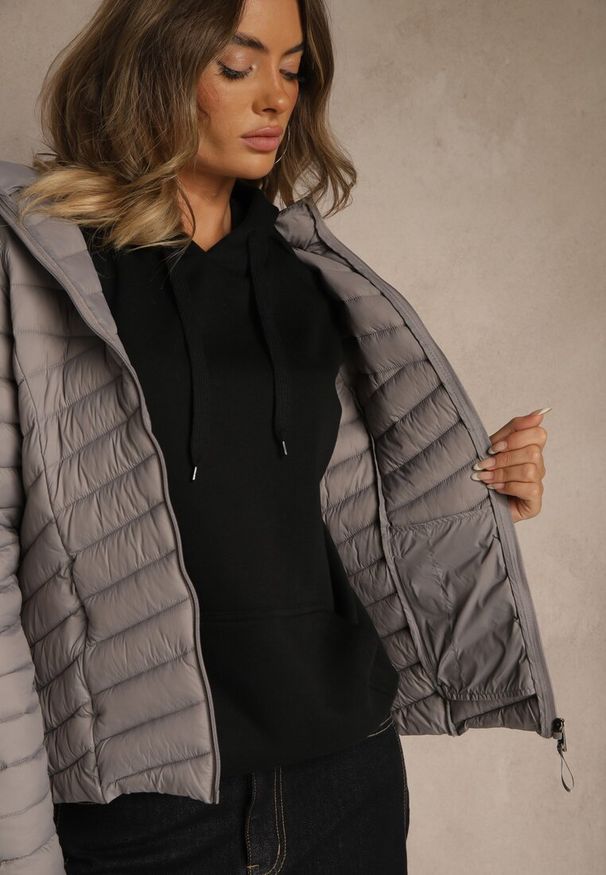 Renee - Szara Przejściowa Kurtka z Pikowanymi Przeszyciami i Kapturem Suritte. Okazja: na co dzień, na spacer. Kolor: szary. Materiał: dzianina, jeans. Styl: klasyczny, casual