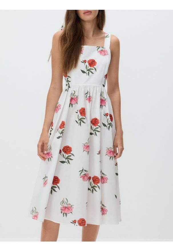 Reserved - Sukienka midi w kwiaty - złamana biel. Materiał: bawełna. Wzór: kwiaty. Długość: midi