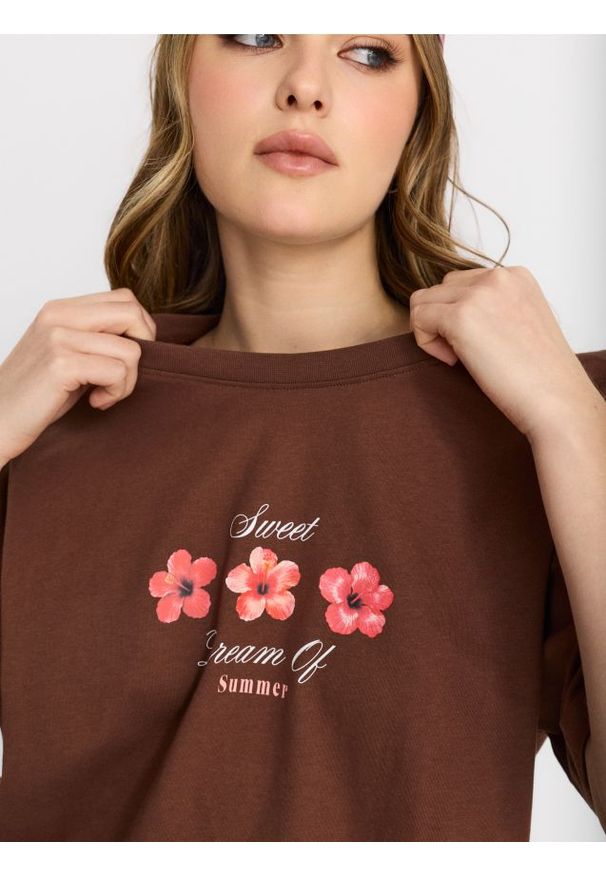 Sinsay - Bawełniana koszulka z nadrukiem kwiatowym - brązowy. Kolor: brązowy. Materiał: bawełna. Wzór: nadruk, kwiaty