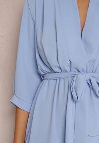 Renee - Jasnoniebieska Sukienka Canopis. Typ kołnierza: dekolt kopertowy. Kolor: niebieski. Materiał: materiał, tkanina. Typ sukienki: kopertowe. Styl: elegancki. Długość: midi #4