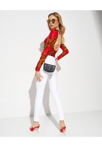 Versace Jeans Couture - VERSACE JEANS COUTURE - Czerwone body z nadrukiem Barocco. Kolor: czerwony. Materiał: materiał. Długość rękawa: długi rękaw. Długość: długie. Wzór: nadruk