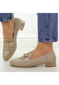 Beżowe półbuty damskie, mokasyny M.Daszyński Sa268-6. Okazja: na co dzień. Kolor: beżowy. Szerokość cholewki: normalna. Wzór: aplikacja. Materiał: skóra. Sezon: wiosna, jesień, lato. Obcas: na obcasie. Styl: casual, elegancki, klasyczny. Wysokość obcasa: niski #1