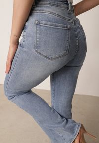 Born2be - Niebieskie Klasyczne Jeansy Dzwony z Bawełną z Regularnym Stanem Aalona. Okazja: na co dzień, na spotkanie biznesowe, do pracy. Kolekcja: plus size. Kolor: niebieski. Styl: klasyczny #5