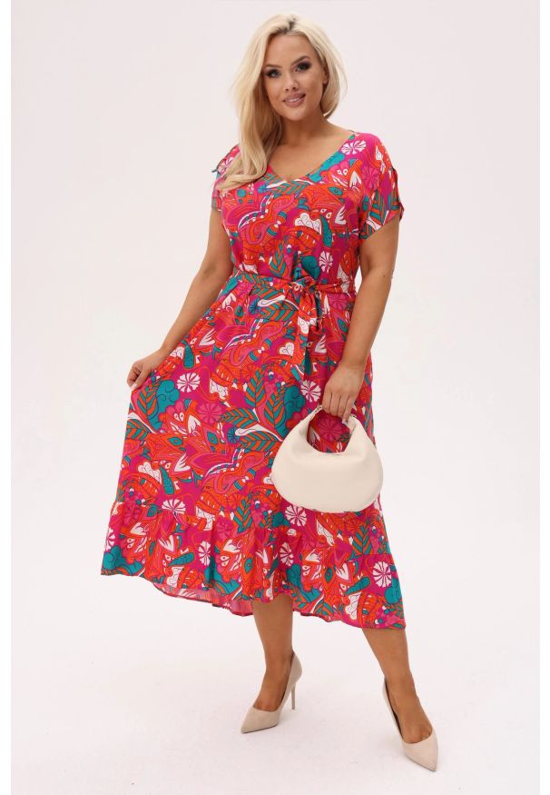 Moda Size Plus Iwanek - Asymetryczna sukienka Kiara MIDI z wiązaniem i falbanką - Sunset Tropic PLUS SIZE XXL OVERSIZE. Okazja: na co dzień. Typ kołnierza: dekolt kopertowy, dekolt w kształcie V. Kolekcja: plus size. Wzór: nadruk, kwiaty. Typ sukienki: oversize, dla puszystych, asymetryczne. Materiał: wiskoza, tkanina, skóra, materiał. Długość rękawa: krótki rękaw. Styl: casual, elegancki. Długość: midi