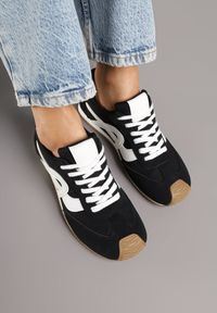 Born2be - Czarne Sneakersy Ozdobione Geometrycznym Motywem Ardetia. Okazja: na co dzień. Kolor: czarny. Materiał: jeans. Wzór: aplikacja, geometria