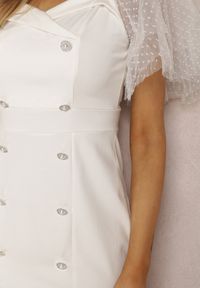 Renee - Biała Sukienka Trypheira. Kolor: biały. Materiał: bawełna, tkanina. Długość rękawa: krótki rękaw. Styl: elegancki. Długość: mini #3