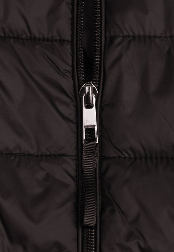 Born2be - Czarna Pikowana Kurtka o Prostym Kroju z Niską Stójką Zeniva. Okazja: na co dzień, na spacer. Typ kołnierza: kołnierzyk stójkowy. Kolekcja: plus size. Kolor: czarny. Materiał: dzianina, jeans. Styl: casual