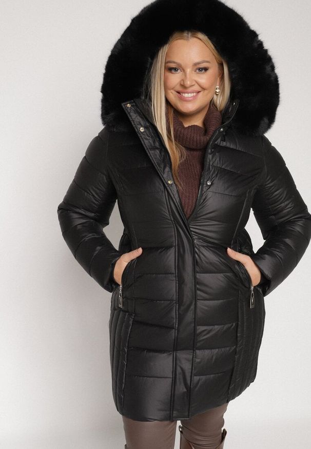 Born2be - Czarna Długa Kurtka Pikowana z Odpinanym Kapturem i Futerkiem Retelma. Okazja: na co dzień. Kolor: czarny. Materiał: futro. Długość: długie. Styl: casual