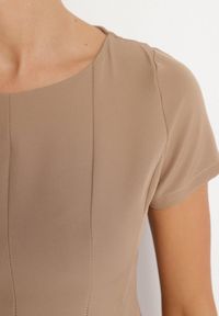 Born2be - Ciemnobeżowa Rozkloszowana Sukienka z Krótkim Rękawem i Ozdobnymi Przeszyciami Meporea. Okazja: na co dzień. Kolor: beżowy. Długość rękawa: krótki rękaw. Styl: klasyczny, casual, elegancki #6