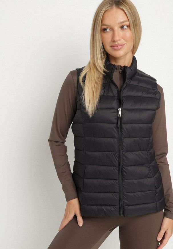 Born2be - Czarna Pikowanana Kamizelka Sifitta. Okazja: na co dzień. Kolor: czarny. Materiał: jeans. Styl: klasyczny, casual, elegancki