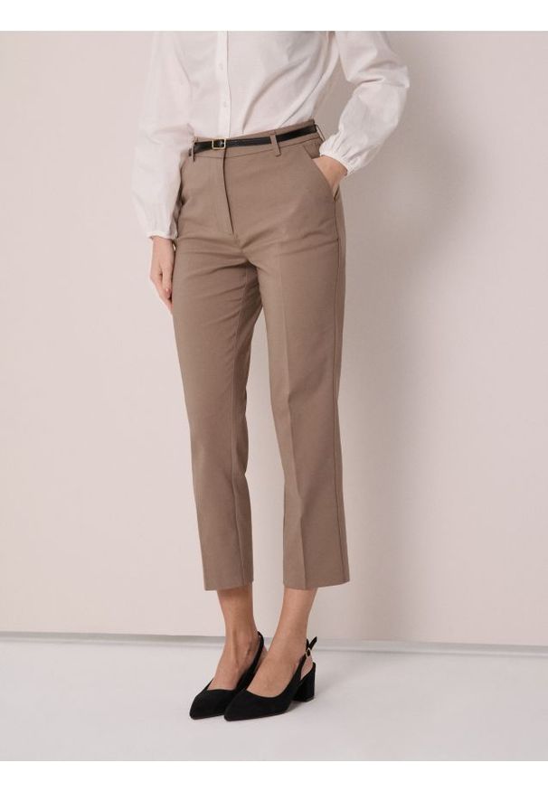 Sinsay - Spodnie chino z paskiem - beżowy. Kolor: beżowy