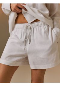 Sinsay - Szorty z domieszką lnu - biały. Kolor: biały. Materiał: len #1