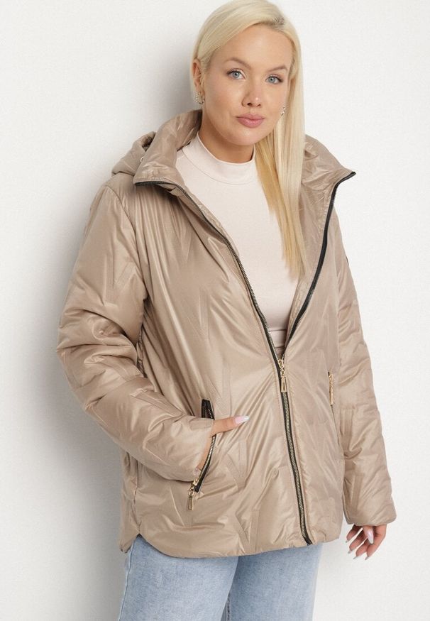 Born2be - Beżowa Pikowana Kurtka o Prostym Kroju z Kapturem ze Ściągaczami Falesaa. Okazja: na co dzień. Typ kołnierza: kaptur. Kolekcja: plus size. Kolor: beżowy. Materiał: jeans. Styl: casual, elegancki