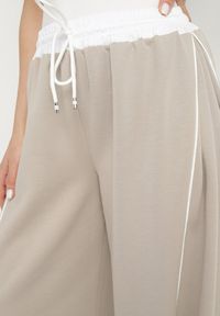 Born2be - Beżowe Spodnie Dresowe z Wiskozą Wysokim Stanem i Lampasami Maithena. Okazja: na co dzień. Stan: podwyższony. Kolor: beżowy. Materiał: dresówka, wiskoza. Styl: elegancki, casual #2