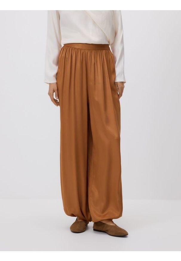 Reserved - Spodnie joggery - brązowy. Kolor: brązowy. Materiał: tkanina, wiskoza