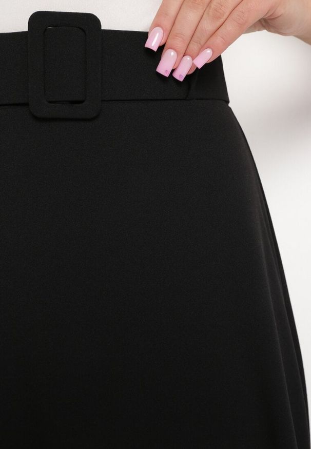 Born2be - Czarna Gładka Spódnica Maxi z Gumką w Pasie i Klamrą Orirsa. Kolor: czarny. Wzór: gładki. Styl: elegancki